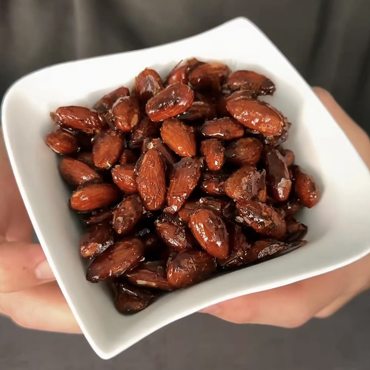 Pražené karamelizované mandle